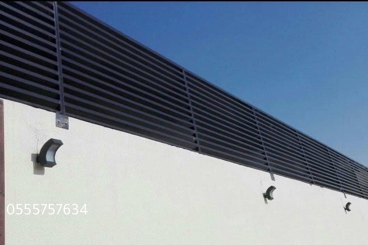 أسوار حديدية مزخرفة تضيف لمسة جمالية للمساحات المحيطة.